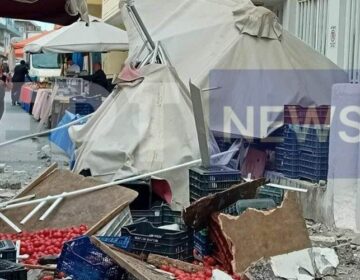 Από… θαύμα δεν χτύπησε κάποιος από την πτώση μπαλκονιού σε πάγκο λαϊκής στο Ηράκλειο