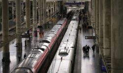 Η ισπανική αστυνομία ερευνά την κλοπή των καλωδίων που ακινητοποίησε δεκάδες τρένα