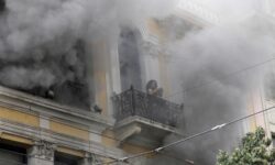 Η συγκλονιστική μαρτυρία της γυναίκας που ήταν στο μπαλκόνι της Marfin και σώθηκε – «Σκεφτόμουν ότι στην επόμενη ανάσα δεν θα μπορέσω»