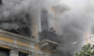 Η συγκλονιστική μαρτυρία της γυναίκας που ήταν στο μπαλκόνι της Marfin και σώθηκε – «Σκεφτόμουν ότι στην επόμενη ανάσα δεν θα μπορέσω»