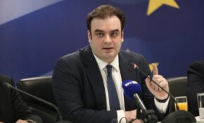 Bloomberg: Συμβολική αποκατάσταση της Ελλάδας η ενδεχόμενη εκλογή Πιερρακάκη στην προεδρία του Εurogroup