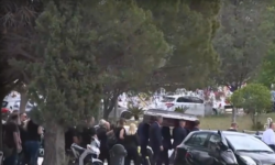 Βουβός πόνος στην κηδεία του 43χρονου Σπύρου που βρέθηκε κρεμασμένος στην αποθήκη του σπιτιού του στο Κερατσίνι
