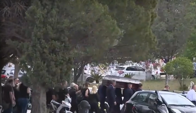 Βουβός πόνος στην κηδεία του 43χρονου Σπύρου που βρέθηκε κρεμασμένος στην αποθήκη του σπιτιού του στο Κερατσίνι