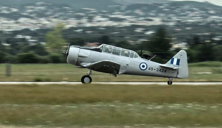 Τελετή ένταξης του αεροσκάφους T-6 HARVARD στην Πολεμική Αεροπορία – Εντυπωσιακές εικόνες