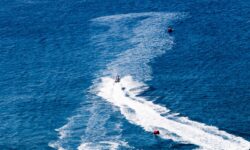 Σε ποιες παραλίες της Αττικής απαγορεύονται τα θαλάσσια σπορ και τα τζετ σκι