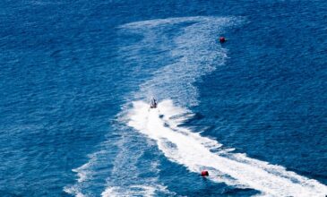 Σε ποιες παραλίες της Αττικής απαγορεύονται τα θαλάσσια σπορ και τα τζετ σκι