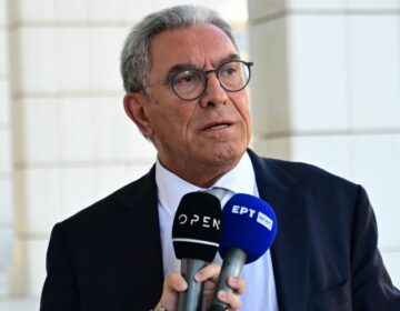 Με μηνύσεις και αγωγές απειλεί ο Καπερνάρος όσους λένε πλαστά τα τρία βίντεο με το εμπορικό τρένο που ενεπλάκη στην τραγωδία των Τεμπών