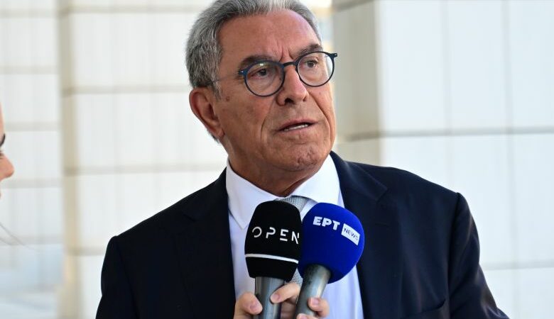 Με μηνύσεις και αγωγές απειλεί ο Καπερνάρος όσους λένε πλαστά τα τρία βίντεο με το εμπορικό τρένο που ενεπλάκη στην τραγωδία των Τεμπών