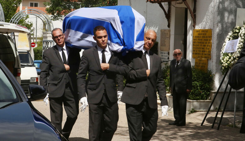 Το τελευταίο αντίο στον Πέτρο Μολυβιάτη – Καλυμμένη με την ελληνική σημαία η σορός του