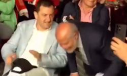 Αντιδράσεις για τον δήμαρχο βόρειας Κέρκυρας που ήταν στη συναυλία του Μάστορα στην Χειμάρρα – Υποκλίθηκε και χειροκρότησε τον Έντι Ράμα