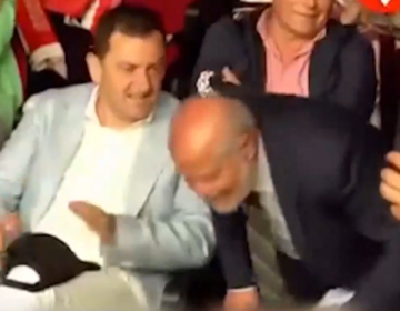 Αντιδράσεις για τον δήμαρχο βόρειας Κέρκυρας που ήταν στη συναυλία του Μάστορα στην Χειμάρρα – Υποκλίθηκε και χειροκρότησε τον Έντι Ράμα