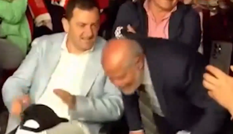 Αντιδράσεις για τον δήμαρχο βόρειας Κέρκυρας που ήταν στη συναυλία του Μάστορα στην Χειμάρρα – Υποκλίθηκε και χειροκρότησε τον Έντι Ράμα