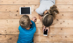 Η κυβέρνηση ανακοίνωσε το «Kids Wallet» – Έλεγχος για τα παιδιά στο διαδίκτυο