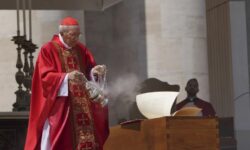 «Είμαστε εδώ για να ζητήσουμε την βοήθεια του Αγίου Πνεύματος», τόνισε ο καρδινάλιος Τζοβάνι Μπατίστα Ρε στην λειτουργία υπέρ της εκλογής του νέου πάπα