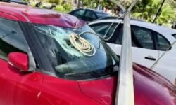 Κολώνα φωτισμού έπεσε και «διέλυσε» παρκαρισμένο αυτοκίνητο στο Ηράκλειο