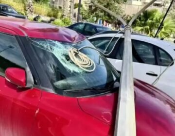 Κολώνα φωτισμού έπεσε και «διέλυσε» παρκαρισμένο αυτοκίνητο στο Ηράκλειο