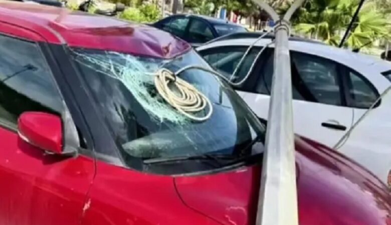 Κολώνα φωτισμού έπεσε και «διέλυσε» παρκαρισμένο αυτοκίνητο στο Ηράκλειο