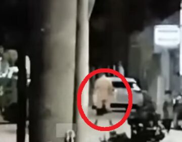 Άκουγε μουσική και έπινε ποτό γυμνός στη μέση του δρόμου στη Λάρισα – Δείτε βίντεο