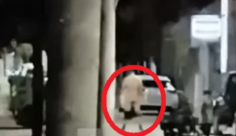 Άκουγε μουσική και έπινε ποτό γυμνός στη μέση του δρόμου στη Λάρισα – Δείτε βίντεο