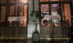 Ιδιοκτήτης πιτσαρίας στο Παλαιό Φάληρο ξήλωσε το αυτοκόλλητο της ΑΑΔΕ για 48ωρο «λουκέτο» και… απέκρυψε το δεύτερο