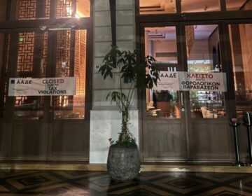 Ιδιοκτήτης πιτσαρίας στο Παλαιό Φάληρο ξήλωσε το αυτοκόλλητο της ΑΑΔΕ για 48ωρο «λουκέτο» και… απέκρυψε το δεύτερο