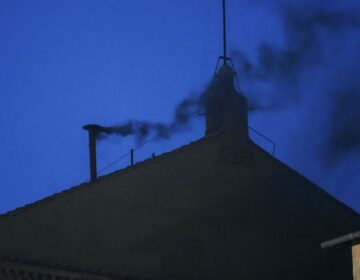 Μαύρος καπνός από το κονκλάβιο στο Βατικανό – «Άκαρπη» η πρώτη ψηφοφορία για το νέο Πάπα