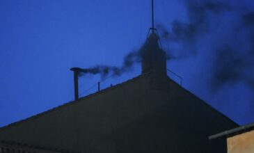 Μαύρος καπνός από το κονκλάβιο στο Βατικανό – «Άκαρπη» η πρώτη ψηφοφορία για το νέο Πάπα