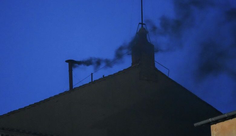 Μαύρος καπνός από το κονκλάβιο στο Βατικανό – «Άκαρπη» η πρώτη ψηφοφορία για το νέο Πάπα
