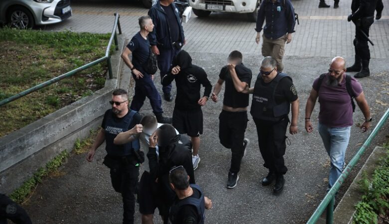 Δίωξη για 13 κακουργήματα και πλημμελήματα σε βάρος μελών της ακροδεξιάς εγκληματικής οργάνωσης στη Θεσσαλονίκη