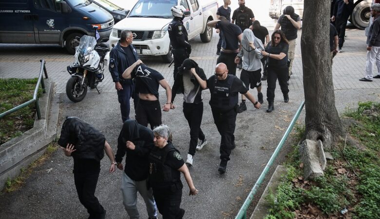 Στον ανακριτή οι συλληφθέντες της εγκληματικής ομάδας ακροδεξιάς συλλογικότητας που δρούσε στη Θεσσαλονίκη
