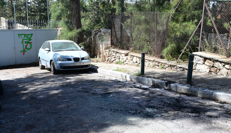 Βίντεο ντοκουμέντο από τη στιγμή που το τζιπ στο Παγκράτι τυλίγεται στις φλόγες – Στο κάθισμα του συνοδηγού βρέθηκε το θύμα