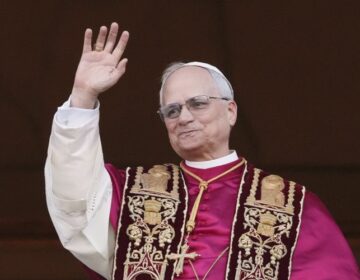 Συγκινημένος στο πρώτο μήνυμά του ο πάπας Λέων: «Ειρήνη στον κόσμο»