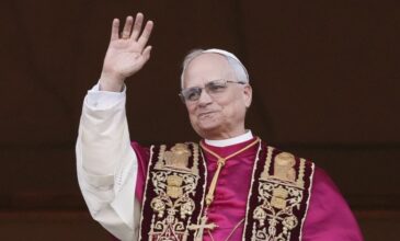 Συγκινημένος στο πρώτο μήνυμά του ο πάπας Λέων: «Ειρήνη στον κόσμο»