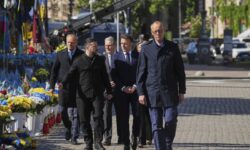 Στο Κίεβο έφθασαν Μακρόν, Στάρμερ και Μερτς για μια κοινή επίσκεψη με τον Τουσκ