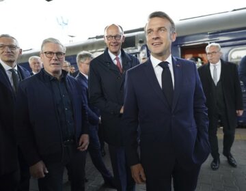 Με αυστηροποίηση των κυρώσεων απειλούν τη Ρωσία Μακρόν και Μερτς αν δεν δεχθεί την πρόταση για εκεχειρία 30 ημερών
