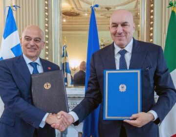 Συμφωνία για θέματα εναέριας αστυνόμευσης υπέγραψαν ο Δένδιας και ο Ιταλός ομόλογός του
