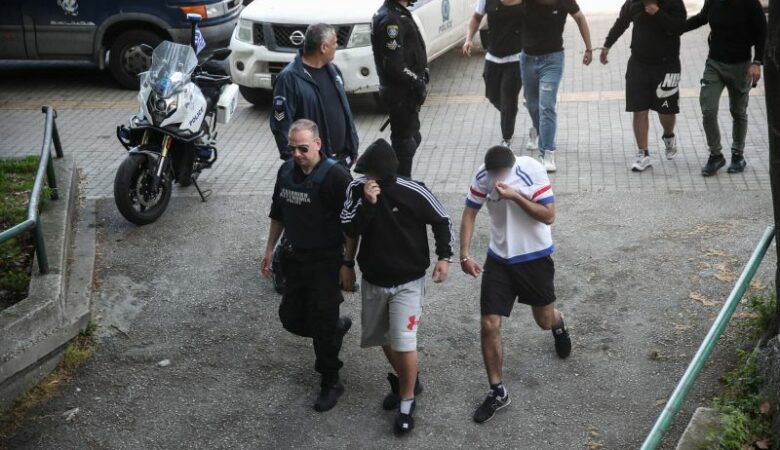 «Εθνικιστική Νεολαία Θεσσαλονίκης»: Ελεύθεροι με περιοριστικούς όρους αφέθηκαν οι 13 ανήλικοι