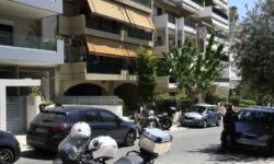Φονικό στη Νέα Σμύρνη: «Σκέφτηκα να τον τρομάξω με το μαχαίρι και χωρίς να το θέλω, τον τραυμάτισα θανάσιμα» είπε ο πατέρας που σκότωσε τον γιο του