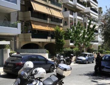 Φονικό στη Νέα Σμύρνη: «Σκέφτηκα να τον τρομάξω με το μαχαίρι και χωρίς να το θέλω, τον τραυμάτισα θανάσιμα» είπε ο πατέρας που σκότωσε τον γιο του