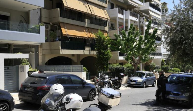 Φονικό στη Νέα Σμύρνη: «Σκέφτηκα να τον τρομάξω με το μαχαίρι και χωρίς να το θέλω, τον τραυμάτισα θανάσιμα» είπε ο πατέρας που σκότωσε τον γιο του