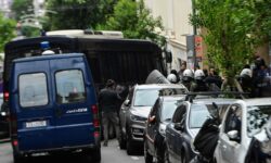 Επτά προσαγωγές και μία σύλληψη μετά από αστυνομική επιχείρηση στη Νομική Αθηνών