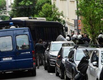 Επτά προσαγωγές και μία σύλληψη μετά από αστυνομική επιχείρηση στη Νομική Αθηνών