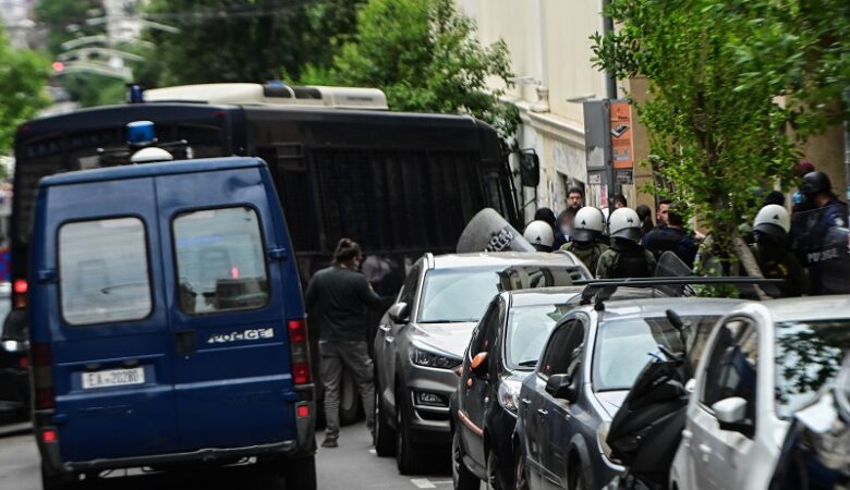 Επτά προσαγωγές και μία σύλληψη μετά από αστυνομική επιχείρηση στη Νομική Αθηνών