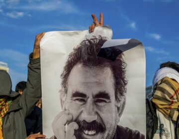 Ο Αμπντουλάχ Οτσαλάν χαιρετίζει την ανακοίνωση διάλυσης του PKK