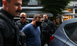 Μητροκτονία στη Λάρισα: Αυτός είναι ο 21χρονος δράστης – Με σκυμμένο το κεφάλι και σιωπηλός έφτασε στο Δικαστικό Μέγαρο