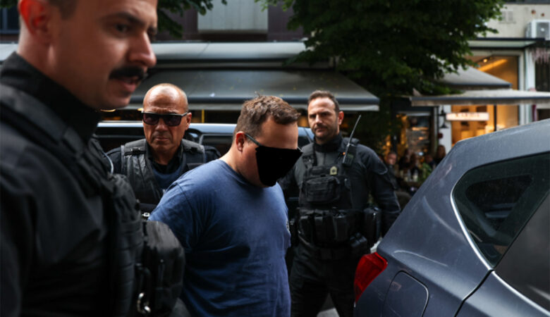 Μητροκτονία στη Λάρισα: Αυτός είναι ο 21χρονος δράστης – Με σκυμμένο το κεφάλι και σιωπηλός έφτασε στο Δικαστικό Μέγαρο