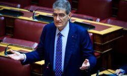 «Χαμός» στη Βουλή για το πόρισμα Καρώνη για την τραγωδία στα Τέμπη μετά την τοποθέτηση του Φλωρίδη