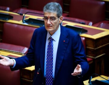 «Χαμός» στη Βουλή για το πόρισμα Καρώνη για την τραγωδία στα Τέμπη μετά την τοποθέτηση του Φλωρίδη