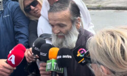 Μητροκτονία στη Λάρισα: Οδύνη στο τελευταίο «αντίο» για την 52χρονη Λουίζα – «Θέλω να τον δω να τον ρωτήσω γιατί το έκανε» είπε ο ιερέας πατέρας της