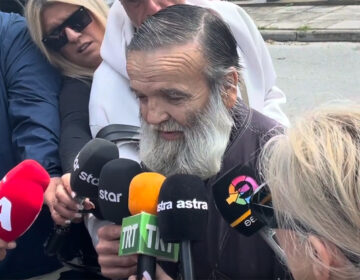 Μητροκτονία στη Λάρισα: Οδύνη στο τελευταίο «αντίο» για την 52χρονη Λουίζα – «Θέλω να τον δω να τον ρωτήσω γιατί το έκανε» είπε ο ιερέας πατέρας της